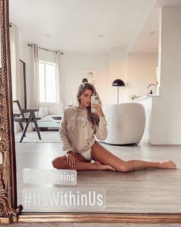 Kara Del Toro feet photo thumbnail