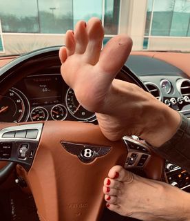 Kyle Unfug feet photo thumbnail