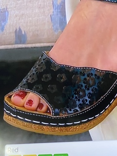 Courtney Khondabi feet photo thumbnail