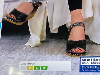 Courtney Khondabi feet photo thumbnail
