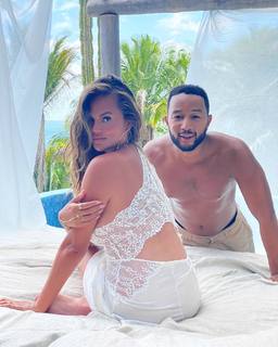 Chrissy Teigen feet photo thumbnail