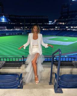 Chrissy Teigen feet photo thumbnail