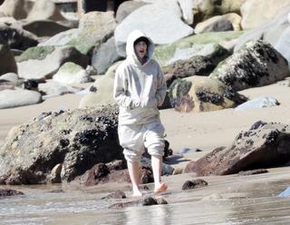 Billie Eilish feet photo thumbnail