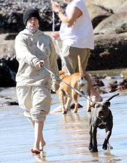 Billie Eilish feet photo thumbnail