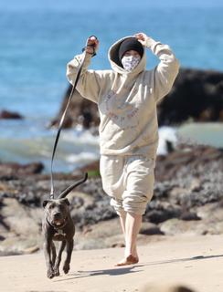Billie Eilish feet photo thumbnail
