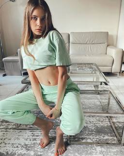Xenia Tchoumitcheva feet photo thumbnail