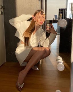 Duygu Özaslan feet photo thumbnail
