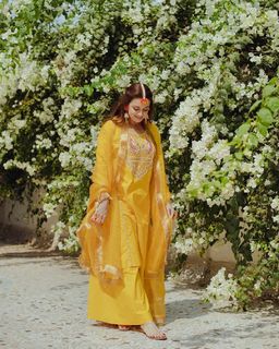 Dia Mirza feet photo thumbnail