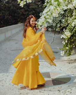 Dia Mirza feet photo thumbnail