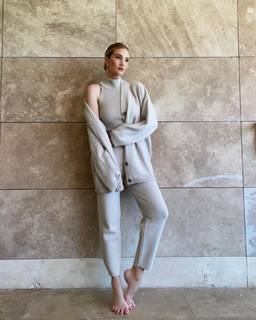 Rosie Huntington-Whiteley feet photo thumbnail