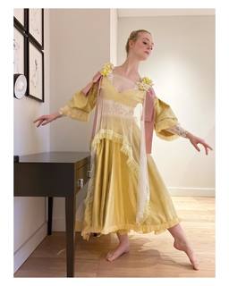 Elle Fanning feet photo thumbnail