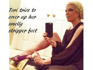 Tori Spelling feet photo thumbnail