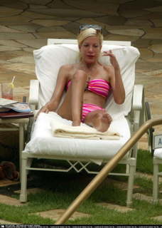 Tori Spelling feet photo thumbnail