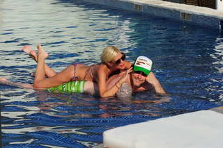 Tori Spelling feet photo thumbnail