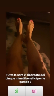 Caterina Balivo feet photo thumbnail