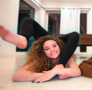 Sofie Dossi feet photo thumbnail