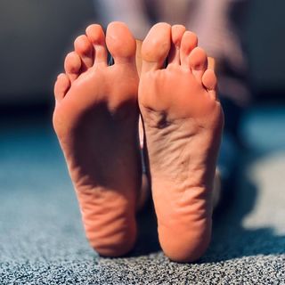 Kyle Unfug feet photo thumbnail