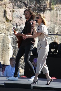 Delta Goodrem feet photo thumbnail
