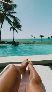Jessie James Decker feet photo thumbnail