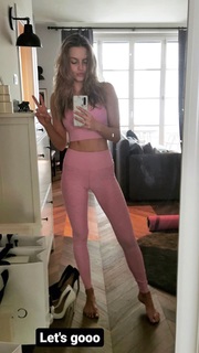 Karolina Pisarek feet photo thumbnail