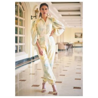 Aditi Rao Hydari feet photo thumbnail