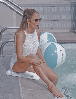 Jennifer Lopez feet photo thumbnail