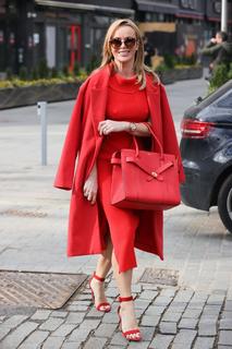 Amanda Holden feet photo thumbnail