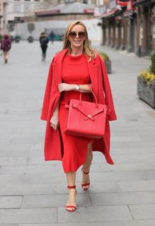 Amanda Holden feet photo thumbnail