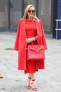 Amanda Holden feet photo thumbnail