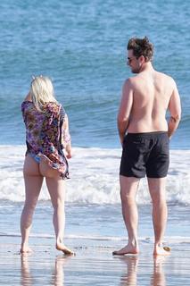 Ariel Winter feet photo thumbnail
