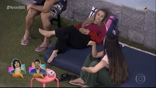 Carla Diaz feet photo thumbnail