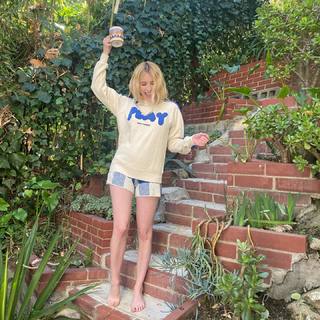 Emma Roberts feet photo thumbnail