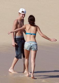 Selena Gomez feet photo thumbnail