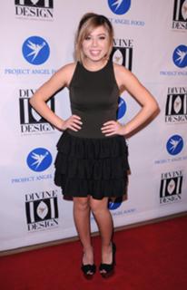 Jennette McCurdy feet photo thumbnail