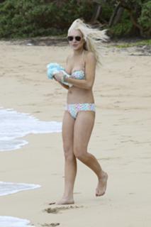 Lindsay Lohan feet photo thumbnail
