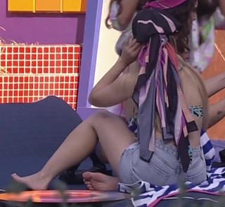 Carla Diaz feet photo thumbnail
