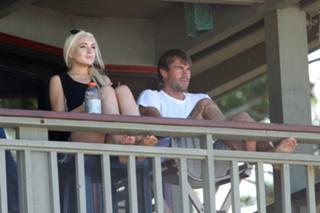 Lindsay Lohan feet photo thumbnail