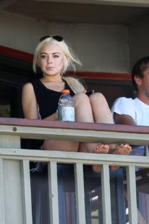 Lindsay Lohan feet photo thumbnail