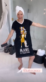 Kaley Cuoco feet photo thumbnail