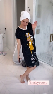 Kaley Cuoco feet photo thumbnail