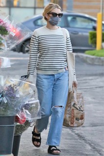 Emma Roberts feet photo thumbnail