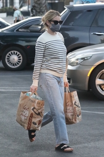 Emma Roberts feet photo thumbnail