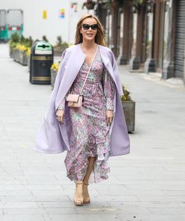 Amanda Holden feet photo thumbnail