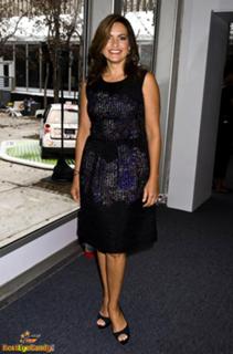 Mariska Hargitay feet photo thumbnail