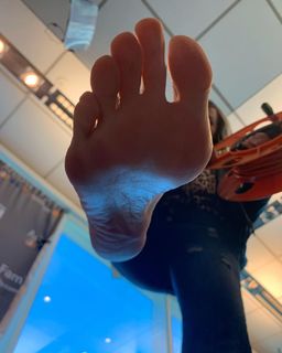 Kyle Unfug feet photo thumbnail