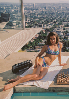 Hailee Steinfeld feet photo thumbnail