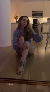Dove Cameron feet photo thumbnail