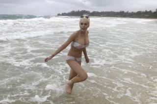 Lindsay Lohan feet photo thumbnail