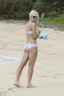 Lindsay Lohan feet photo thumbnail