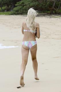 Lindsay Lohan feet photo thumbnail